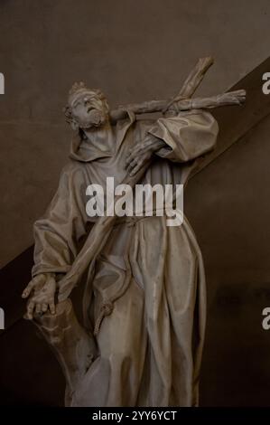 „Heiliger Franz von Assisi“ von Giuseppe Sanmartino gotischer Untergrund der Certosa des Museums von San Martino. Neapel. Stockfoto