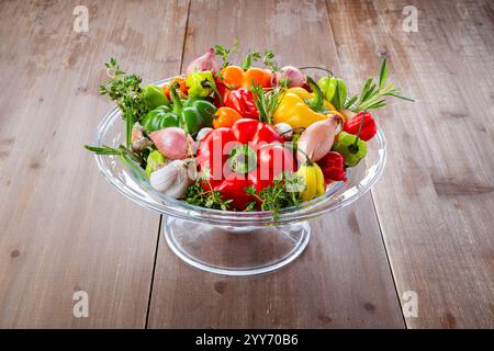 Bunte ausgewählte frische, gesunde Bio-Gemüse und Früchte in einer Glasschale Stockfoto