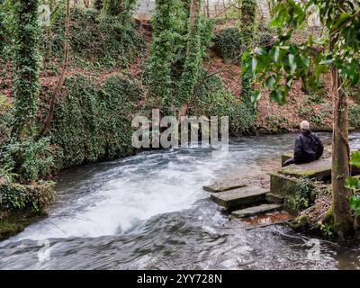 Dezember 2024: Kühlung am Fluss in Stroud, Glous, England, Großbritannien. Stockfoto