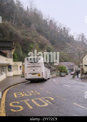 Dezember 2024 - Bushaltestelle vor dem Eingang zu den Cheddar-Höhlen in der Schlucht. Stockfoto