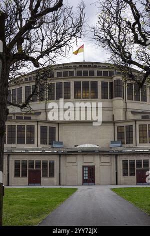 Centennial Hall in Breslau, Polen, berühmtes UNESCO-Weltkulturerbe mit monumentaler Architektur, großen Bogenfenstern und Flagge oben Stockfoto