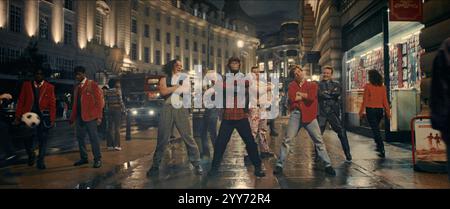 ERSCHEINUNGSDATUM: 17. Januar 2025. TITEL: Better man. STUDIO: Paramount Pictures. REGIE: Michael Gracey. Ein einzigartiges Profil des britischen Popstars Robbie Williams. MIT LIAM HEAD als Howard Donald, Jake Simmance als Gary Barlow, Jonno Davies als Robbie Williams, Chase Vollenweider als Jason Orange, Jesse Hyde als Mark Owen und Damon Herriman als Nigel Martin Smith. (Credit Image: © Paramount Pictures/Entertainment Pictures/ZUMAPRESS.com) NUR REDAKTIONELLE VERWENDUNG! Nicht für kommerzielle ZWECKE! Stockfoto