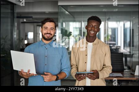 Zwei Geschäftsleute, verschiedene professionelle Führungskräfte, die im Büro stehen. Hochformat Stockfoto