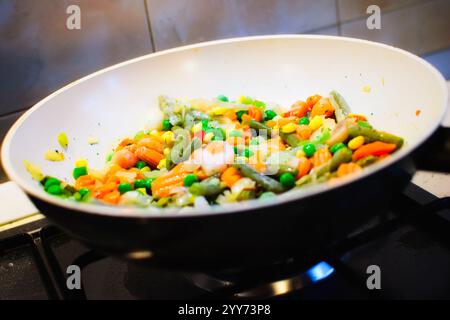 Nahaufnahme von weißem Pfannengemüse zum Abendessen in der Küche Stockfoto