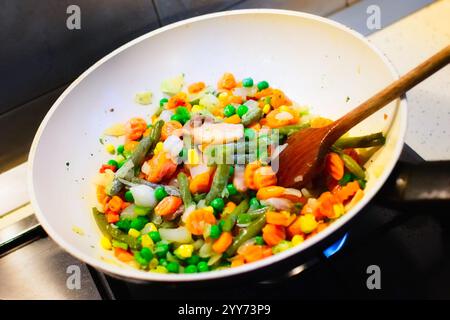 Nahaufnahme von weißem Pfannengemüse zum Abendessen in der Küche Stockfoto