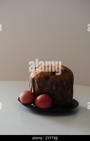 Ostern. Osterkuchen und Ostereier auf einem Teller. Traditionelles ukrainisches Osteressen. Christlicher Feiertag. Stockfoto