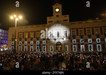 Madrid, Spanien. Dezember 2024. Hunderte Fans des spanischen Sängers David Bisbal beleuchten die Puerta del Sol während einer Präsentation in Madrid. Die Real Casa de Correos war Schauplatz von David Bisbals Interpretation des weihnachtsliedes Todo es posible en Navidad. Präsident Díaz Ayuso verfolgte die Aufführung vom Balkon des Hauptquartiers der Regionalregierung, zusammen mit einer Gruppe von Kindern und vor Tausenden von Menschen, die sich vom frühen Nachmittag in der Puerta del Sol versammelten. Quelle: SOPA Images Limited/Alamy Live News Stockfoto