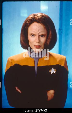 11. Dezember 2024, Hollywood, Kalifornien, USA: ERSCHEINUNGSDATUM:1995 TITLE:Star Trek Voyager STUDIO: Paramount Pictures PLOT: Die Erde spielt im 24. Jahrhundert, als sie Teil einer Vereinigten Föderation der Planeten ist, und folgt den Abenteuern des Sternenflottenschiffs USS Voyager, als es versucht, nach Hause in den Alpha-Quadranten zurückzukehren, nachdem es im Delta-Quadranten auf der anderen Seite der Galaxie gestrandet war. DIE HAUPTROLLE: Roxann Dawson. (Credit Image: © Paramount Studios/Entertainment Pictures via ZUMA Press) NUR REDAKTIONELLE VERWENDUNG! Nicht für kommerzielle ZWECKE! Stockfoto