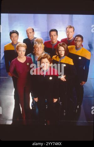 11. Dezember 2024, Hollywood, Kalifornien, USA: ERSCHEINUNGSDATUM:1995 TITLE:Star Trek Voyager STUDIO: Paramount Pictures PLOT: Die Erde spielt im 24. Jahrhundert, als sie Teil einer Vereinigten Föderation der Planeten ist, und folgt den Abenteuern des Sternenflottenschiffs USS Voyager, als es versucht, nach Hause in den Alpha-Quadranten zurückzukehren, nachdem es im Delta-Quadranten auf der anderen Seite der Galaxie gestrandet war. HAUPTROLLEN: Kate Mulgrow, Jeri Ryan, Garrett Wang, Robert Picardo, Robert Beltran, Robert Duncan McNeill, Tim Russ, Roxanne Dawson, Ethan Phillips (Bild: © Paramount Studios/ Stockfoto