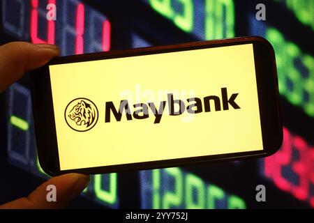 Polen. Dezember 2024. In dieser Fotoabbildung wird das Logo des Unternehmens Maybank auf einem Smartphone-Bildschirm angezeigt. (Foto: Piotr SWAT/SOPA Images/SIPA USA) *** ausschließlich für redaktionelle Nachrichten *** Credit: SIPA USA/Alamy Live News Stockfoto