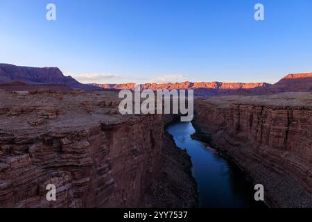 Der Colorado River von der Navajo Bridge aus gesehen, als er durch den Marble Canyon im Norden Arizonas in der Nähe von Page fließt. Stockfoto