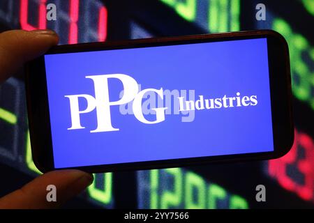 Polen. Dezember 2024. In dieser Fotoabbildung wird das Firmenlogo von PPG Industries auf einem Smartphone-Bildschirm angezeigt. (Credit Image: © Piotr SWAT/SOPA Images via ZUMA Press Wire) NUR REDAKTIONELLE VERWENDUNG! Nicht für kommerzielle ZWECKE! Stockfoto