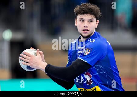 Heidelberg, Deutschland. Dezember 2024. Marko Grgic (ThSV, 17), am Ball, Einzelbild, Einzelfoto, Aktion, 19.12.2024, Heidelberg (Deutschland), Handball, DHB-Pokal, Viertelfinale, Rhein-Neckar Löwen - ThSV Eisenach Credit: dpa/Alamy Live News Stockfoto