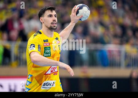 Heidelberg, Deutschland. Dezember 2024. Ivan Martinovic (RNL, 5), am Ball, Einzelbild, Einzelfoto, Aktion, 19.12.2024, Heidelberg (Deutschland), Handball, DHB-Pokal, Viertelfinale, Rhein-Neckar Löwen - ThSV Eisenach Credit: dpa/Alamy Live News Stockfoto