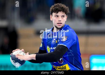 Heidelberg, Deutschland. Dezember 2024. Marko Grgic (ThSV, 17), am Ball, Einzelbild, Einzelfoto, Aktion, 19.12.2024, Heidelberg (Deutschland), Handball, DHB-Pokal, Viertelfinale, Rhein-Neckar Löwen - ThSV Eisenach Credit: dpa/Alamy Live News Stockfoto