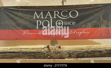 Korcula, Kroatien - 30. Juni 2024: Marco Polo Shop und Museumsbanner Stockfoto