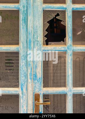 Korcula, Kroatien - 30. Juni 2024: Fenster in der Tür kaputt Stockfoto