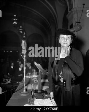 US-Arbeitsministerin Frances Perkins kurz vor ihrer Rede vor der Konferenz für Industrie und Arbeit, Washington, D.C., USA, Harris & Ewing, Dezember 1936 Stockfoto