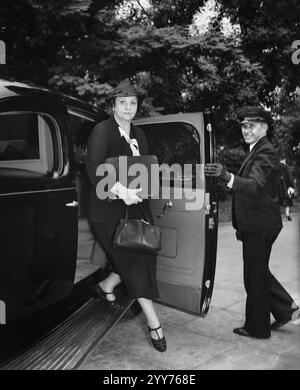 US-Arbeitsminister Frances Perkins kommt zu einer Sondersitzung des US-Präsidenten Franklin Roosevelt über die Unsicherheit in Europa, Washington, D.C., USA, Harris & Ewing, September 1938 Stockfoto