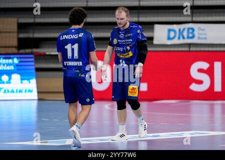 Heidelberg, Deutschland. Dezember 2024. v.li.: Gian Attenhofer (ThSV, 11), Peter Walz (ThSV, 14), Spieler vom ThSV Eisenach, enttäuscht über die Niederlage, Enttäuschung nach dem Schlusspfiff, Highlight, Verlierer, verloren, Frustration, enttäuscht, pessimistisch, 19.12.2024, Heidelberg (Deutschland), Handball, DHB-Pokal, Viertelfinale, Rhein-Neckar Löwen - ThSV Eisenach Credit: dpa/Alamy Live News Stockfoto