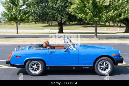 Chicago, Illinois, USA - 08. September 2024: 1975 MG Midget Blue Retro Cabriolet, Eckansicht. Retro-Auto. Retro 1975 MG Midget Blue Car. 1975 MG Stockfoto