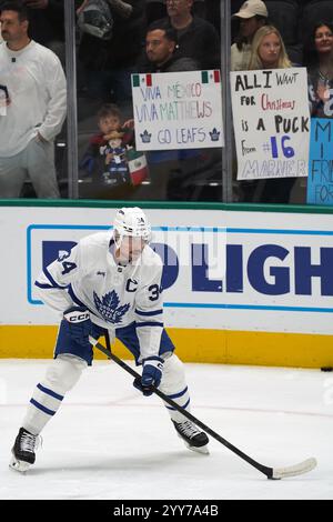 Dallas, Usa. Dezember 2024. Auston Matthews #34 von Toronto Maple Leafs kontrolliert den Puck gegen die Dallas Stars während des National Hockey League Spiels im American Airlines Center. Toronto Maple Leafs schlägt Dallas Stars mit 5:3. Am 18. Dezember 2024 in Dallas, Texas. (Foto: Javier Vicencio/ Credit: Eyepix Group/Alamy Live News Stockfoto