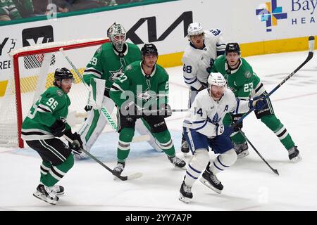 Dallas, Usa. Dezember 2024. Die Spieler der Toronto Maple Leafs und der Dallas Stars kämpfen während des Spiels der National Hockey League im American Airlines Center um den Puck. Toronto Maple Leafs schlägt Dallas Stars mit 5:3. Am 18. Dezember 2024 in Dallas, Texas. (Foto: Javier Vicencio/ Credit: Eyepix Group/Alamy Live News Stockfoto