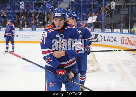 Sankt Petersburg, Russland. Dezember 2024. Matvei Korotky (71) SKA Hockey Club in Aktion während des Hockeyspiels Kontinental Hockey League 2024/2025 zwischen SKA Sankt Petersburg und Torpedo Nischni Nowgorod in der SKA Arena. (Endpunktzahl; SKA St. Petersburg 6:4 Torpedo Nischni Nowgorod) Credit: SOPA Images Limited/Alamy Live News Stockfoto