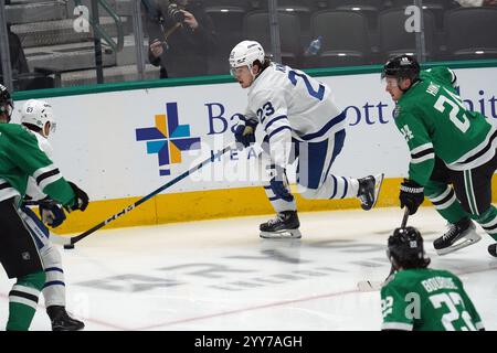 Dallas, Texas, USA. Dezember 2024. Matthew Knies #23 von Toronto Maple spielt beim Spiel der National Hockey League im American Airlines Center gegen die Dallas Stars. Toronto Maple Leafs schlägt Dallas Stars mit 5:3. Am 18. Dezember 2024 in Dallas, Texas. (Kreditbild: © Javier Vicencio/eyepix via ZUMA Press Wire) NUR REDAKTIONELLE VERWENDUNG! Nicht für kommerzielle ZWECKE! Stockfoto