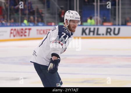 Sankt Petersburg, Russland. Dezember 2024. Evgeny Svechnikov (71) Torpedo Hockey Club in Aktion während des Hockeyspiels Kontinental Hockey League 2024/2025 zwischen SKA Sankt Petersburg und Torpedo Nischni Nowgorod in der SKA Arena. (Endpunktzahl; SKA St. Petersburg 6:4 Torpedo Nischni Nowgorod) Credit: SOPA Images Limited/Alamy Live News Stockfoto