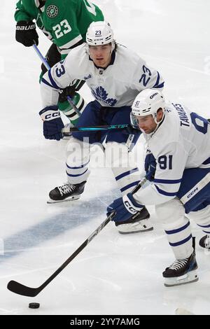Dallas, Texas, USA. Dezember 2024. John Tavares #91 und Matthew Knies #23 von Toronto Maple Leafs gehen gegen die Dallas Stars während des National Hockey League Spiels im American Airlines Center in den Puck. Toronto Maple Leafs schlägt Dallas Stars mit 5:3. Am 18. Dezember 2024 in Dallas, Texas. (Kreditbild: © Javier Vicencio/eyepix via ZUMA Press Wire) NUR REDAKTIONELLE VERWENDUNG! Nicht für kommerzielle ZWECKE! Stockfoto
