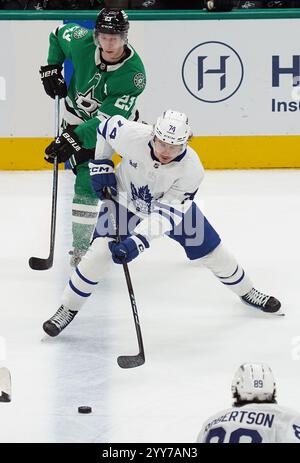 Dallas, Usa. Dezember 2024. Bobby McMann #74 von Toronto Maple Leafs und ESA Lindell #23 von Dallas Stars kämpfen um den Puck während des Spiels der National Hockey League im American Airlines Center. Toronto Maple Leafs schlägt Dallas Stars mit 5:3. Am 18. Dezember 2024 in Dallas, Texas. (Foto: Javier Vicencio/Eyepix Group/SIPA USA) Credit: SIPA USA/Alamy Live News Stockfoto