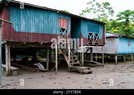 Typisches Riberenos-Haus auf Stelzen im peruanischen Amazonas Stockfoto