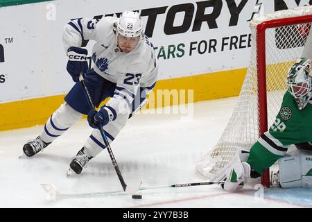 Dallas, Usa. Dezember 2024. Matthew Knies #23 von Toronto Maple spielt beim Spiel der National Hockey League im American Airlines Center gegen die Dallas Stars. Toronto Maple Leafs schlägt Dallas Stars mit 5:3. Am 18. Dezember 2024 in Dallas, Texas. (Foto: Javier Vicencio/Eyepix Group/SIPA USA) Credit: SIPA USA/Alamy Live News Stockfoto