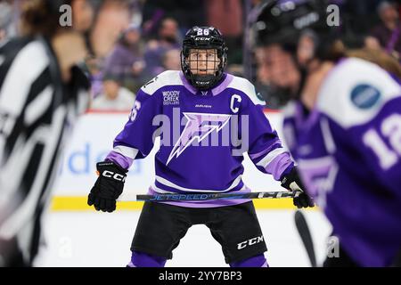 19. November 2024: Minnesota Frost Stürmer Kendall Coyne Schofield (26) blickt auf ein PWHL-Hockeyspiel zwischen den Ottawa Charge und den Minnesota Frost im Xcel Energy Center in St. Paul, Minnesota. Steven Garcia-CSM Stockfoto