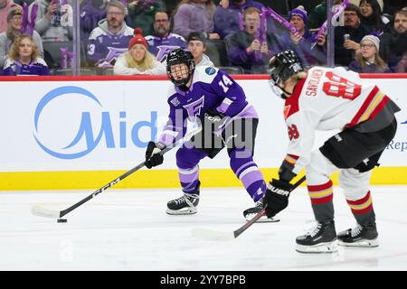 19. November 2024: Dominique Petrie (14) kontrolliert den Puck während eines PWHL-Hockeyspiels zwischen Ottawa Charge und Minnesota Frost im Xcel Energy Center in St. Paul, Minnesota. Steven Garcia-CSM Stockfoto