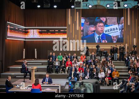 Peking, Russland. Dezember 2024. Der russische Präsident Wladimir Putin beantwortet eine Frage eines Korrespondenten der Nachrichtenagentur Xinhua während seiner jährlichen Pressekonferenz am 19. Dezember 2024 in Moskau. Der russische Präsident Wladimir Putin sagte am Donnerstag auf der jährlichen Pressekonferenz, dass die Beziehungen zwischen Russland und China aufgrund des hohen Vertrauens zwischen beiden Ländern ein beispielloses Niveau erreicht haben. Die beiden Länder hätten auf der internationalen Bühne immer gemeinsam gehandelt, als sie eine Frage von Xinhua beantworteten. Quelle: Cao Yang/Xinhua/Alamy Live News Stockfoto