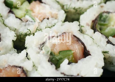 Verwöhnen Sie sich mit einer köstlichen Sushi-Platte mit frischem Lachs und köstlichen Veggie-Rolls Stockfoto