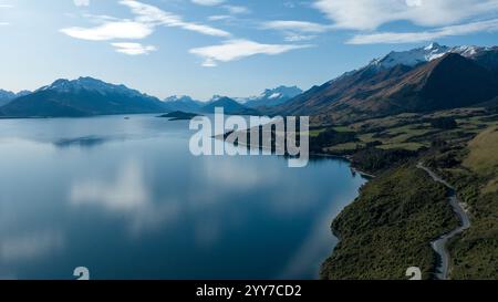 Der Highway entlang des Ufers des Lake Wakatipu, zwischen Queenstown und Glenorchy Stockfoto