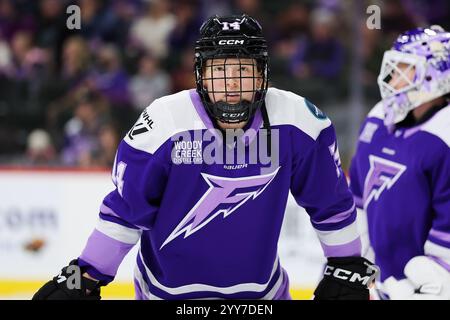 19. November 2024: Minnesota Frost Stürmer Dominique Petrie (14) sieht bei einem PWHL-Hockeyspiel zwischen den Ottawa Charge und den Minnesota Frost im Xcel Energy Center in St. Paul, Minnesota. Steven Garcia-CSM Stockfoto