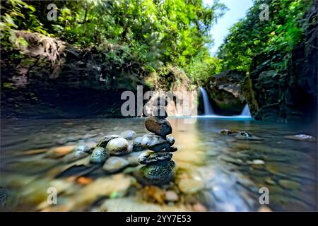Wunderschön ausbalancierte Steine in einer Wildnis-Szene. Long Exposure Stream in einem bewaldeten Tal. Stockfoto