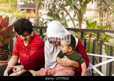 Fröhliche Eltern genießen die Zeit mit ihrem kleinen Sohn. Glückliche Kleine Familie, Die Wertvolle Momente Teilt. Stockfoto
