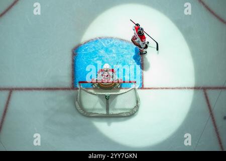 19. November 2024: Goalie Gwyneth Philips (33) und Brianne Jenner (19) stürmen auf das Eis während eines PWHL-Hockeyspiels zwischen Ottawa Charge und Minnesota Frost im Xcel Energy Center in St. Paul, Minnesota. Steven Garcia-CSM (Bild: © Steven Garcia/Cal Sport Media) Stockfoto