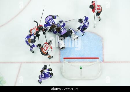 19. November 2024: Maddie Rooney (35), Torhüterin von Minnesota Frost, holt sich im Xcel Energy Center in St. Paul (Minnesota) ein Hockeyspiel zwischen Ottawa Charge und Minnesota Frost. Steven Garcia-CSM Stockfoto