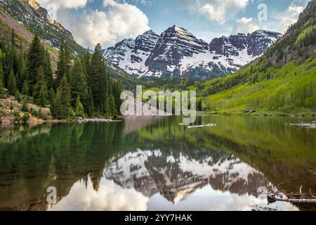 Die Reflexionen der majestätischen Maroon Bells im Maroon Lake bieten einen atemberaubenden Blick in Aspen, Colorado an einem hellen, sonnigen Tag. Stockfoto