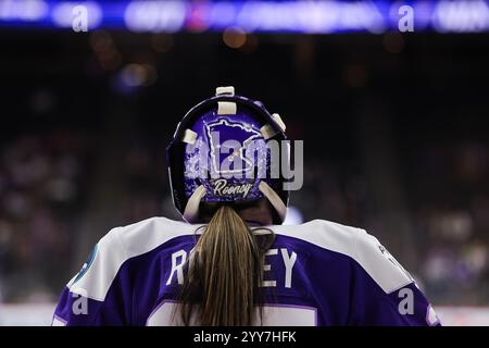 19. November 2024: Der Helm von Minnesota Frost Torwart Maddie Rooney (35) während eines PWHL Hockeyspiels zwischen Ottawa Charge und Minnesota Frost im Xcel Energy Center in St. Paul, Minnesota. Steven Garcia-CSM Stockfoto