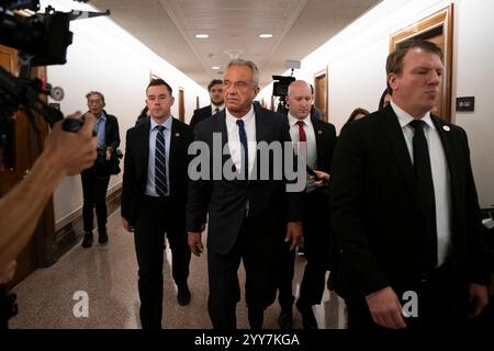 Washington, Usa. Dezember 2024. Robert F. Kennedy Jr., der designierte US-Präsident Donald J. Trumps Wahl, US-Gesundheitsminister zu werden, spaziert durch die Hallen des Dirksen Senate Office Building in Washington, DC, USA, während er am Donnerstag, den 19. Dezember 2024 Höflichkeitsanrufe an US-Senatoren abgibt. Foto: Mattie Neretin/CNP/ABACAPRESS. COM Credit: Abaca Press/Alamy Live News Stockfoto