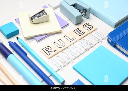 WORTREGELN mit Schreibwaren auf weißem hölzernem Hintergrund, Nahaufnahme Stockfoto