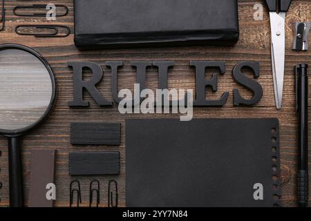 WORTREGELN mit Briefpapier und Lupe auf hölzernem Hintergrund Stockfoto