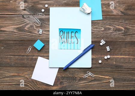 Briefpapier mit WORTREGELN auf hölzernem Hintergrund Stockfoto